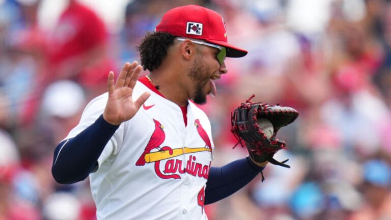Cardinals' Willson Contreras chews on bat tape during at-bat to avoid automatic strike: 'It was a bad taste'