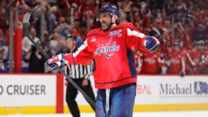 Alex Ovechkin goals record: Capitals star scores early against Blackhawks, moves within one of Wayne Gretzky