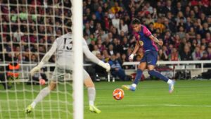 Barcelona build seven-point lead on Real Madrid ahead of El Clasico, put up 40 shots in narrow 1-0 victory