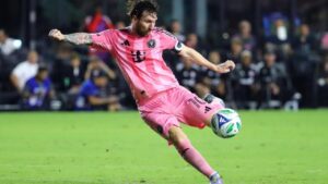 Lionel Messi scores cross-body golazo for Inter Miami to equalize against Toronto FC