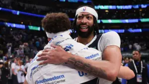 Mavericks' Anthony Davis returns from eye injury to hit game-winner in huge result for playoff pursuit