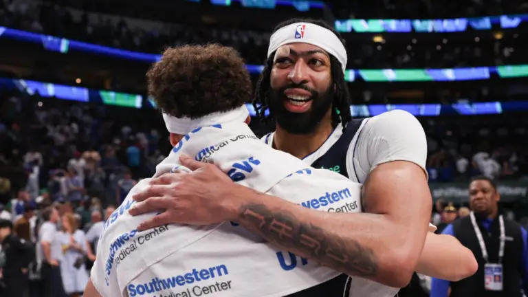 Mavericks' Anthony Davis returns from eye injury to hit game-winner in huge result for playoff pursuit