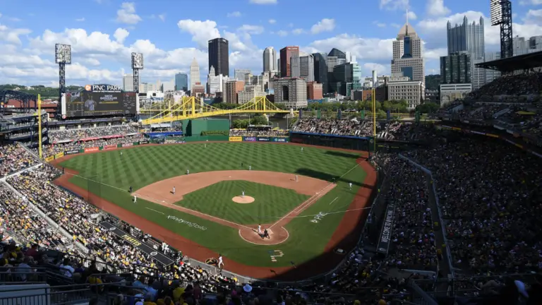 Roberto Clemente's son 'shocked' after Pirates replace No. 21 sign with advertisement at PNC Park