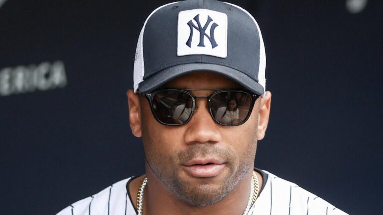 Giants QB Russell Wilson shows up to support Yankees in Subway Series