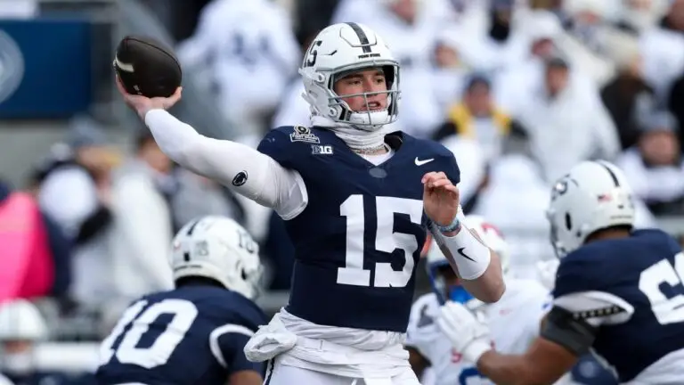 When does the 2025 college football season start?