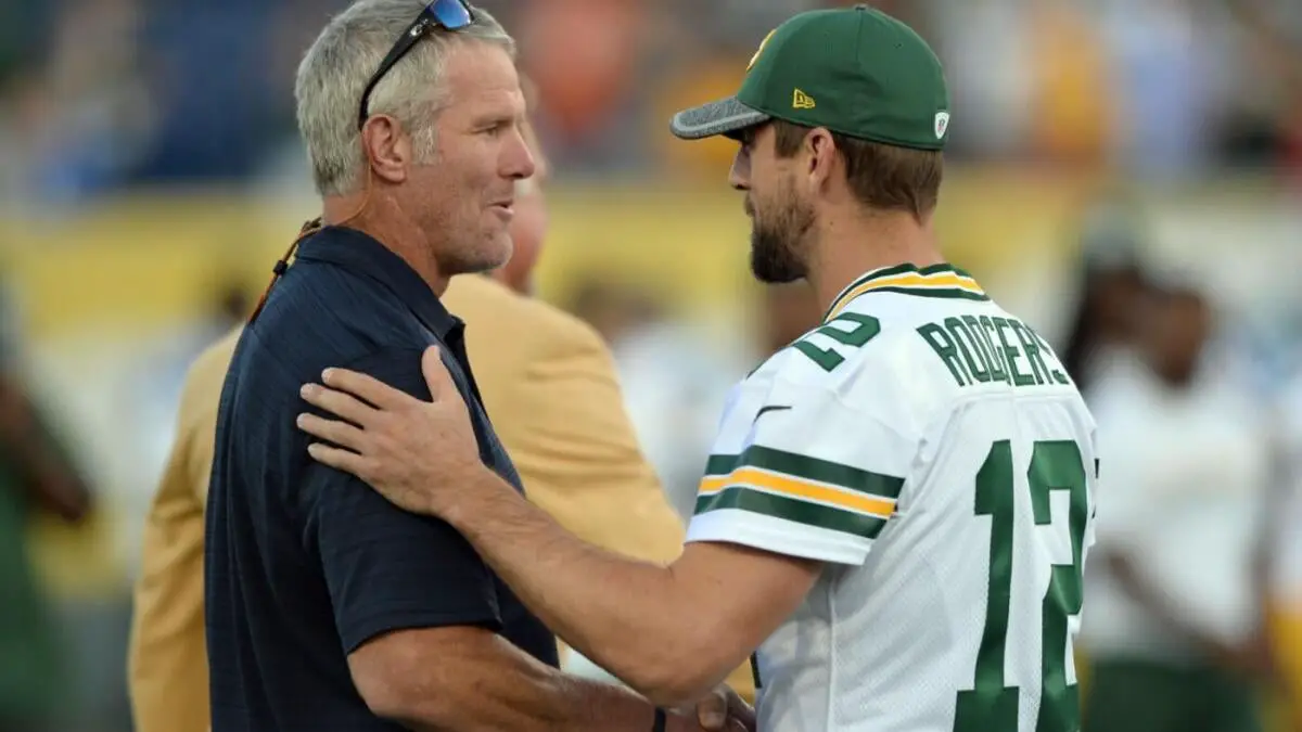 Comparing Aaron Rodgers' drama-filled offseason with Brett Favre's in 2008, what QB can learn from predecessor