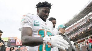 Dolphins' Tyreek Hill has second wrist surgery of offseason; WR has screws removed as part of plan, per report