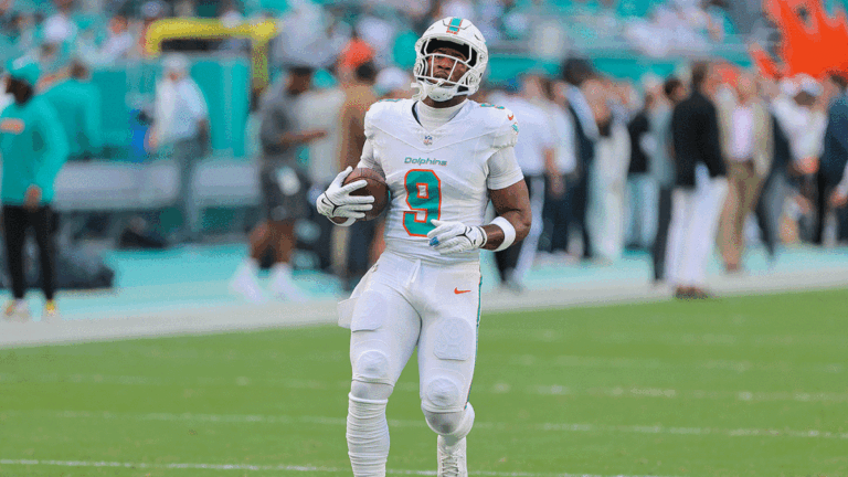 Jonnu Smith trade rumors: Talks between Dolphins, Steelers still alive as TE's future in Miami remains unclear