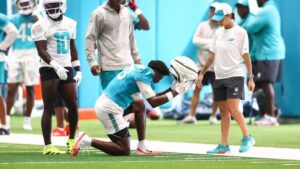 Dolphins cornerback Artie Burns, former first-round pick, suffers torn ACL, per report