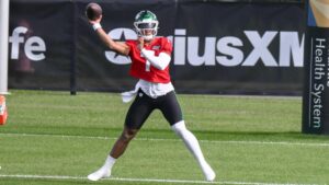 Justin Fields injury: Jets QB carted off field after hurting toe with severity, timetable for return unknown