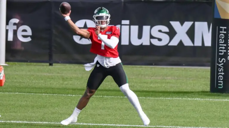 Justin Fields injury: Jets QB carted off field after hurting toe with severity, timetable for return unknown