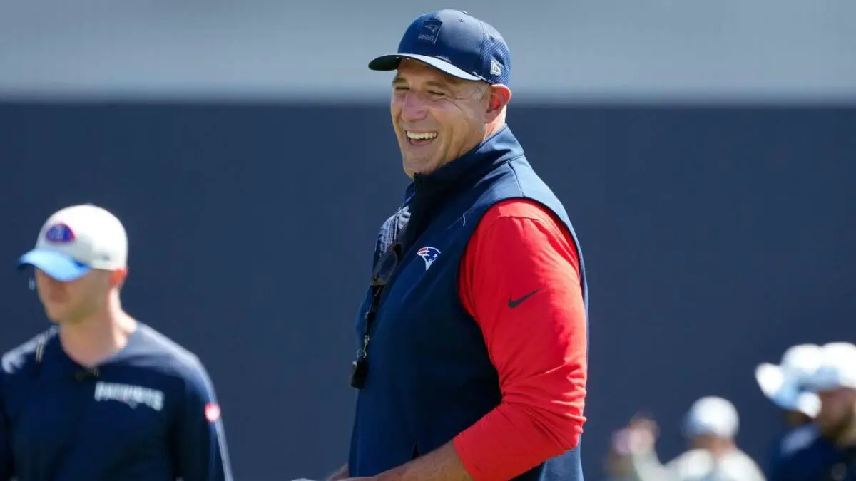 Mike Vrabel warns Patriots against training camp fights, recalling his own rookie scuffle with Steelers